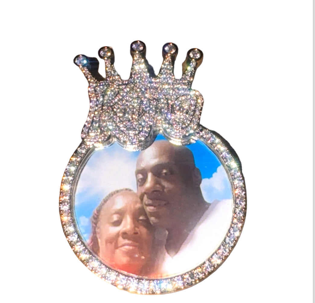 Memory of a King Pendant: Majestic Remembrance
