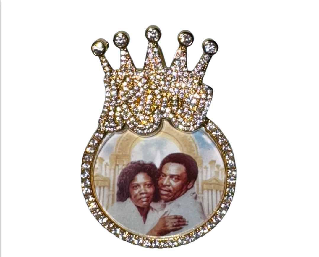 Memory of a King Pendant: Majestic Remembrance