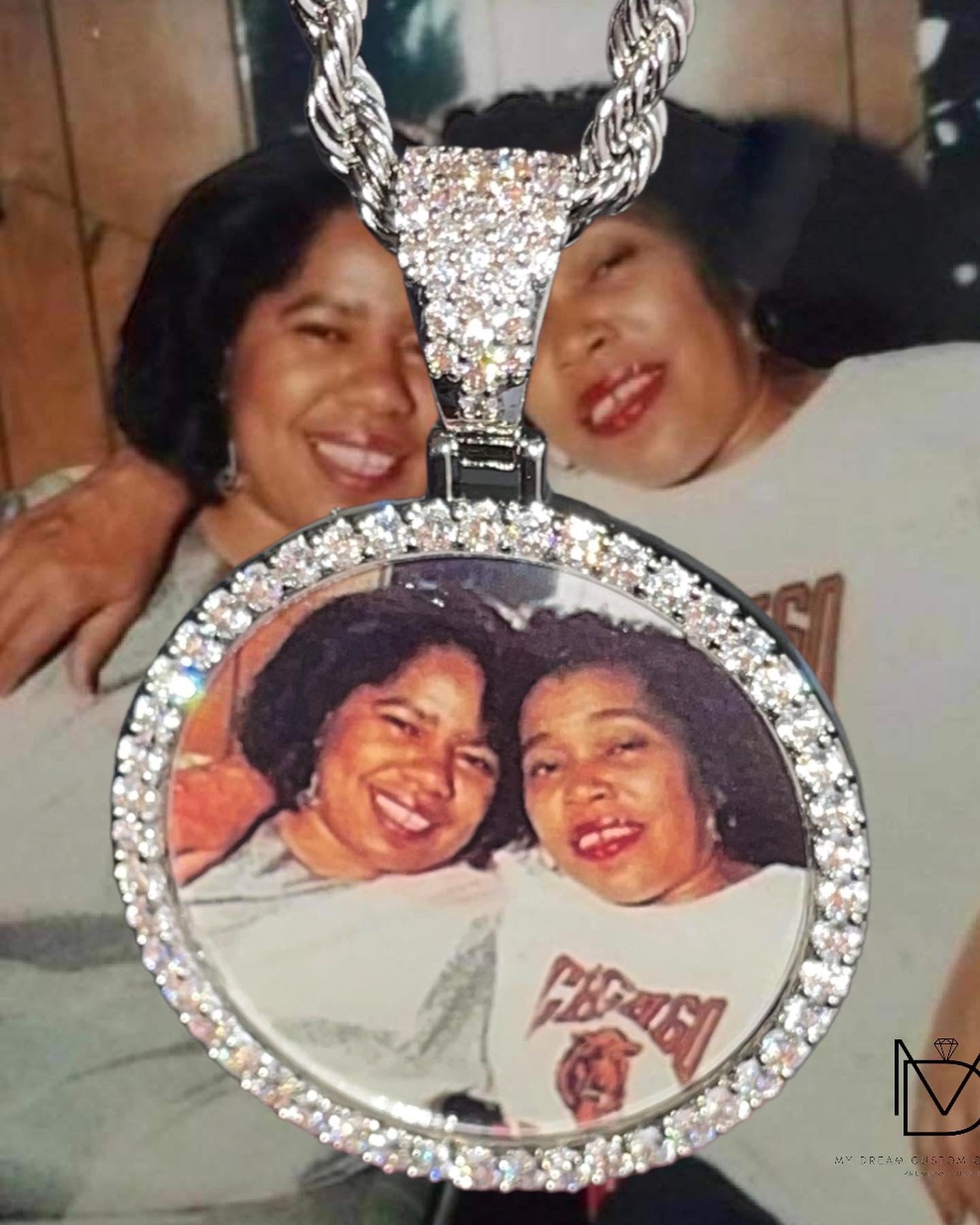 Small Size Circle Memory Pendant: Timeless Elegance for Treasured Moments